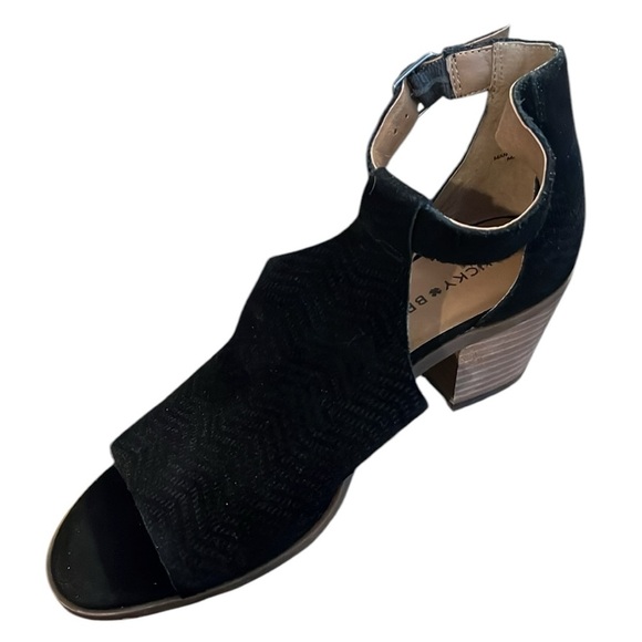 Lucky Brand Baxley Bootie Sandal Black Suede with Heel Size 8 - Picture 8 of 8